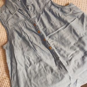 Women's sleeveless collared shirt